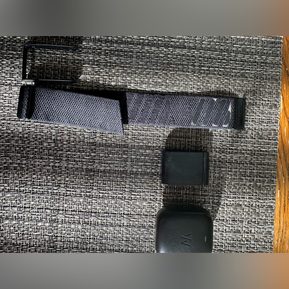 Whoop device with band and battery